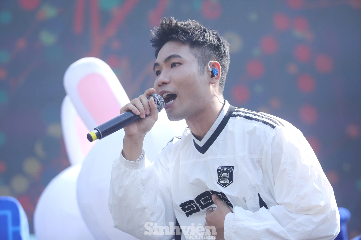 Xuất hiện trên sân khấu, rapper Phúc Du mang năng lượng bùng nổ, thu hút sự chú ý của đông đảo khán giả trẻ.