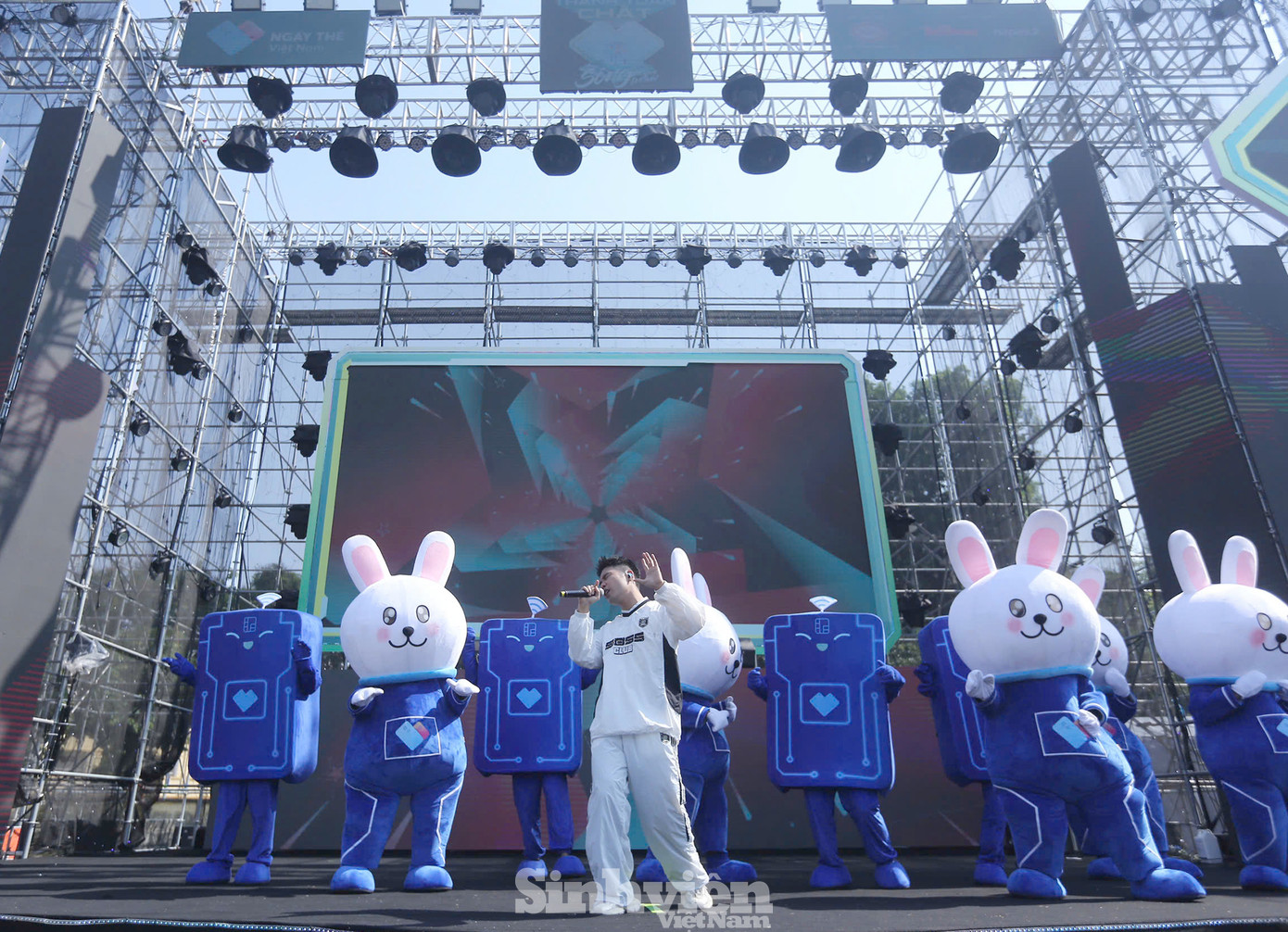Ngày 6/10, Ngày Thẻ Việt Nam 2024 – Sóng Festival với chủ đề “Sống chill - Thanh toán chất” diễn ra tại sân vận động Bách Khoa Hà Nội tiếp tục được khuẩy đảo với những sắc màu âm nhạc, vũ điệu trẻ trung.