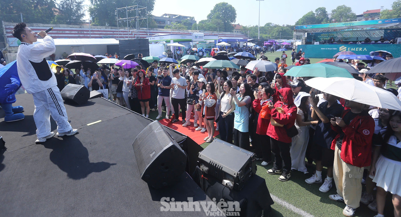 Ca khúc Yêu anh đi mẹ anh bán bánh mì nhận được sự cổ vũ cuồng nhiệt từ khán giả. Nam rapper rủ khán giả cùng hát phần điệp khúc. Hàng trăm sinh viên hòa giọng trong giai điệu quen thuộc: "Hãy để con trai bà bán bánh bánh bánh mì. Lo lo lo cho em. Đừng lo lo lo lo gì. Ngoài lo lo lo lo ve (love).