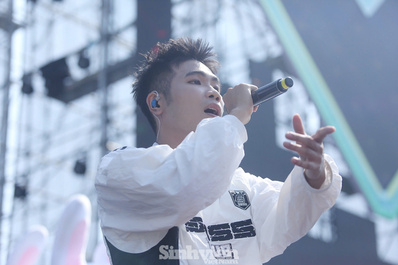 Xuất hiện trên sân khấu, rapper Phúc Du mang năng lượng bùng nổ, thu hút sự chú ý của đông đảo khán giả trẻ.