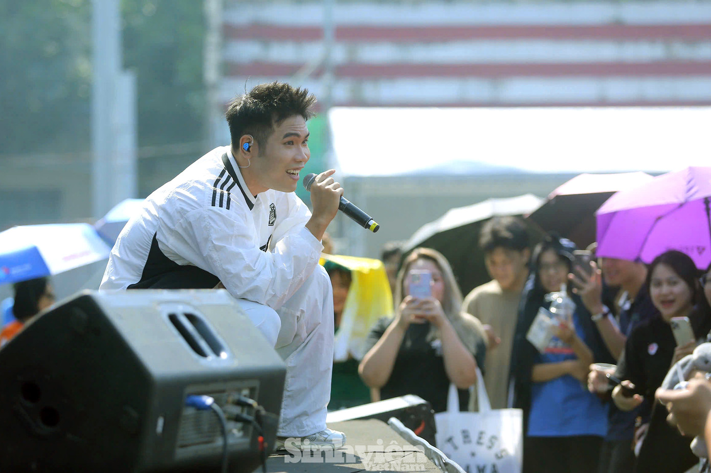 Xuất hiện trên sân khấu, rapper Phúc Du mang năng lượng bùng nổ, thu hút sự chú ý của đông đảo khán giả trẻ.