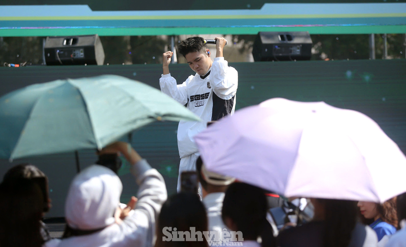 Rapper Phúc Du đã chiều lòng khán giả, trình diễn liền 3 ca khúc, trong đó có 2 ca khúc trong mini album mới ra mắt cuối tháng 92024 là Next trên con Lexus và Anh mời mẹ nghỉ hưu.