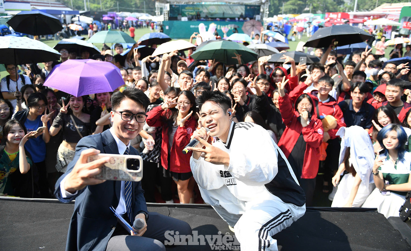 Rapper Phúc Du chụp ảnh cùng với đông đảo khán giả tại sân khấu chương trình.