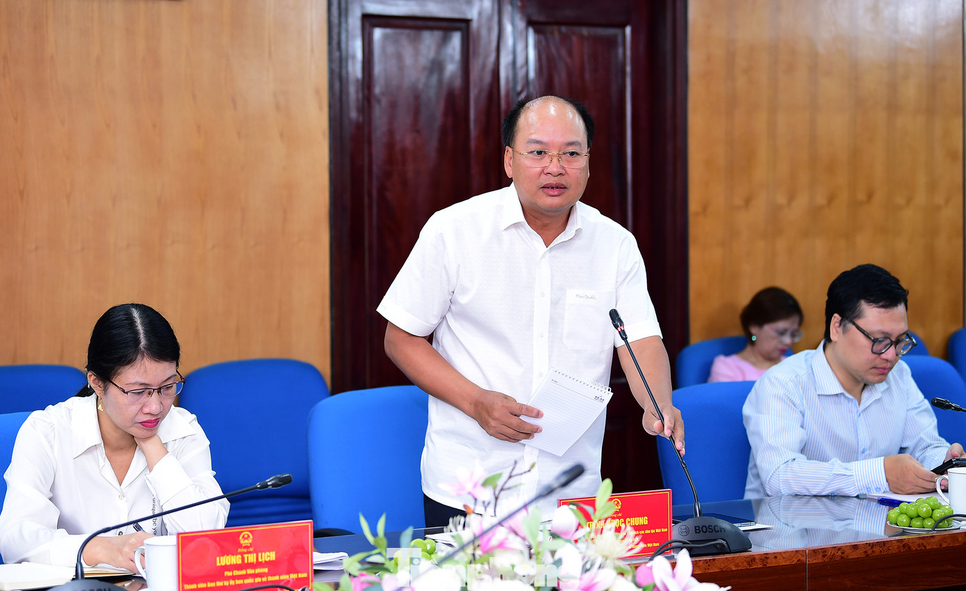 Ông Trịnh Ngọc Chung trao đổi tại buổi làm việc. Ảnh: Xuân Tùng