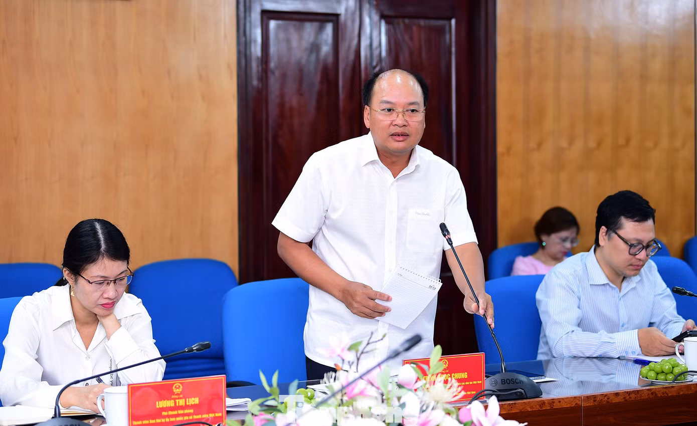 Ông Trịnh Ngọc Chung trao đổi tại buổi làm việc. Ảnh: Xuân Tùng