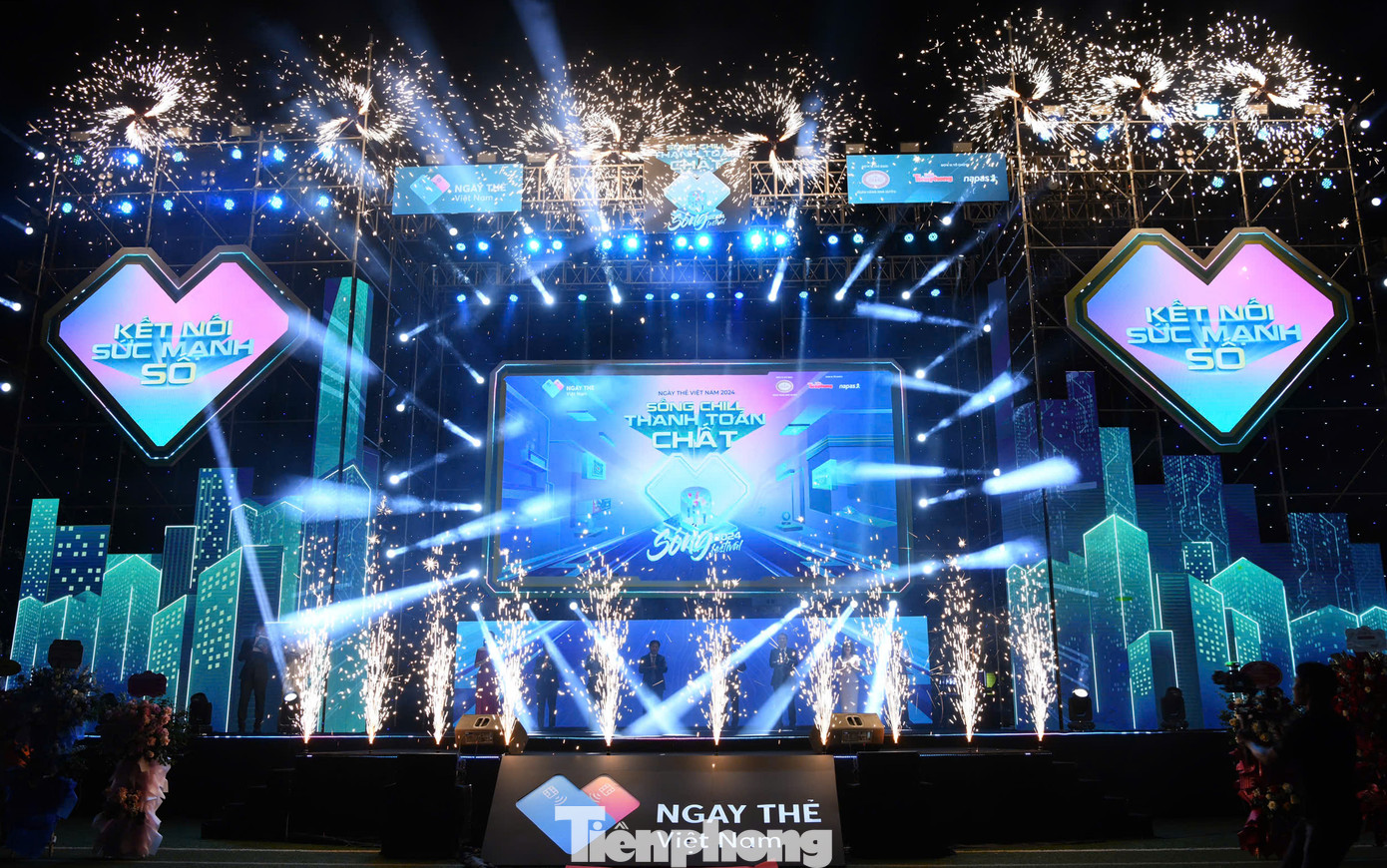 Ngay sau lễ khai mạc (tối 5/10), sân khấu Ngày Thẻ Việt Nam 2024 - Sóng Festival với chủ đề “Sống chill – Thanh toán chất” tại sân vận động Bách Khoa Hà Nội, đã bùng nổ trong những tiết tấu, vũ điệu trẻ trung sôi động.