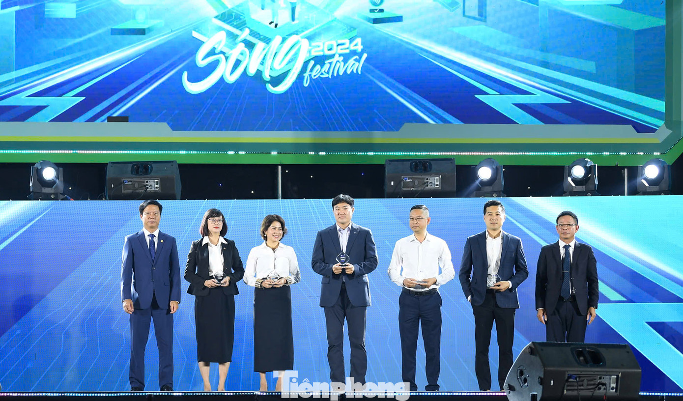 Ban Tổ chức tặng kỷ niệm chương các đơn vị tài trợ, đồng hành.