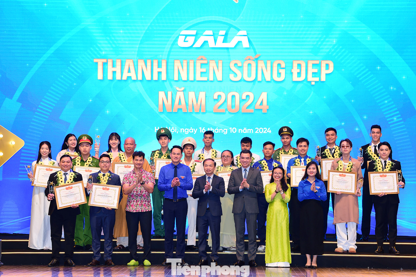 Các đại biểu và gương "Thanh niên sống đẹp" năm 2024 chụp ảnh kỷ niệm. Ảnh: Xuân Tùng