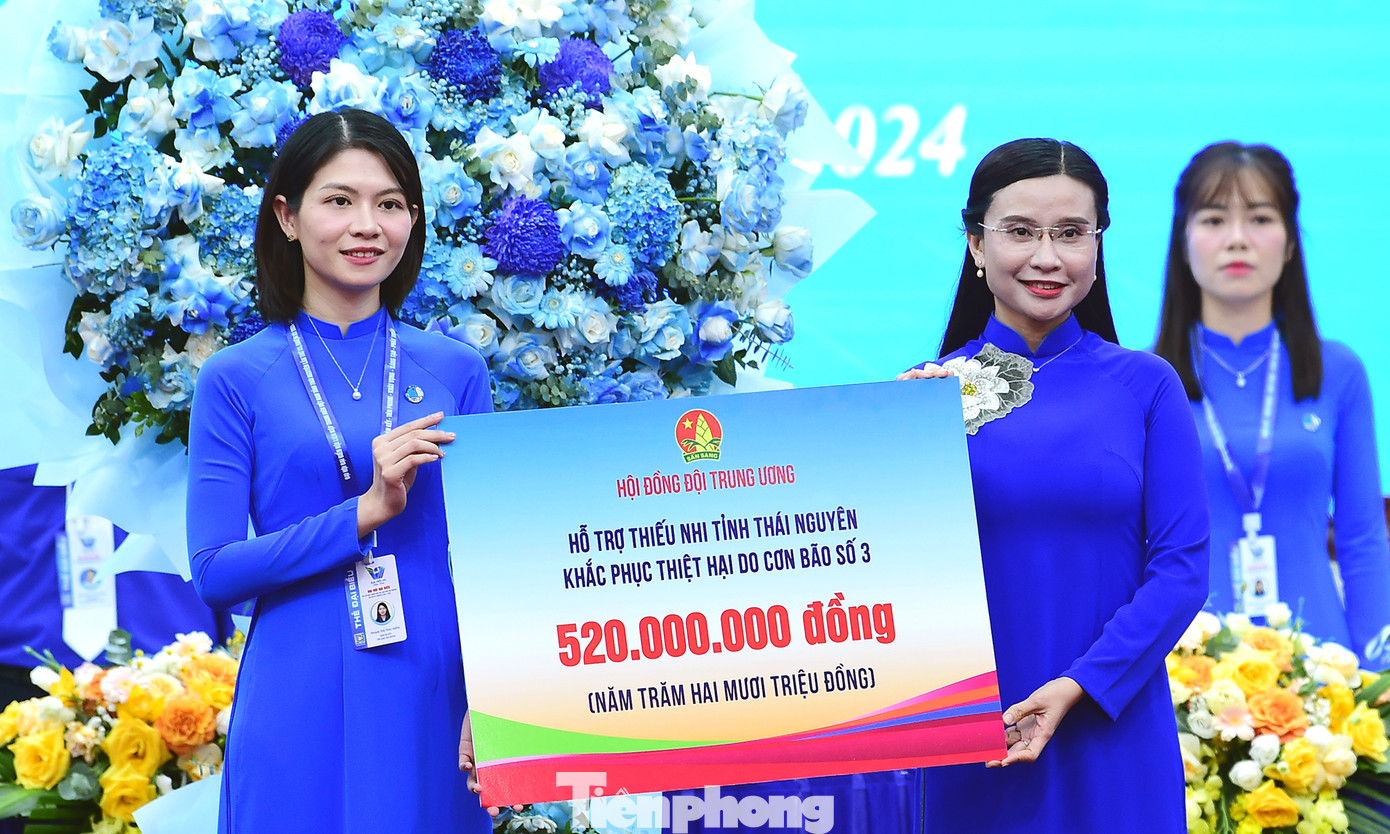 Dịp này, chị Nguyễn Phạm Duy Trang trao biển tượng trưng Hội đồng Đội T.Ư hỗ trợ thiếu nhi tỉnh Thái Nguyên khắc phục thiệt hại do mưa bão số 3. Ảnh: Xuân Tùng
