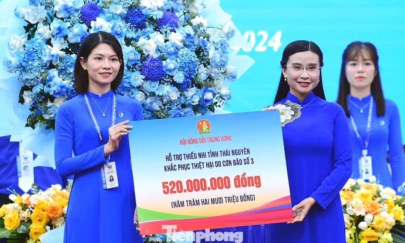 Dịp này, chị Nguyễn Phạm Duy Trang trao biển tượng trưng Hội đồng Đội T.Ư hỗ trợ thiếu nhi tỉnh Thái Nguyên khắc phục thiệt hại do mưa bão số 3. Ảnh: Xuân Tùng Dịp này, chị Nguyễn Phạm Duy Trang trao biển tượng trưng Hội đồng Đội T.Ư hỗ trợ thiếu nhi tỉnh Thái Nguyên khắc phục thiệt hại do mưa bão số 3. Ảnh: Xuân Tùng