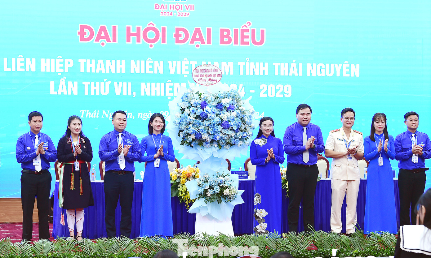 Bí thư T.Ư Đoàn Nguyễn Phạm Duy Trang trao lẵng hoa T.Ư Đoàn, T.Ư Hội chúc mừng Đại hội. Ảnh: Xuân Tùng