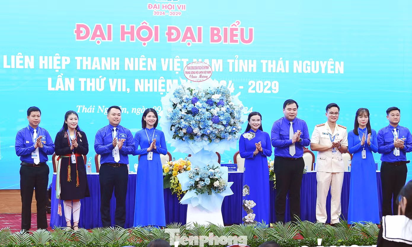 Bí thư T.Ư Đoàn Nguyễn Phạm Duy Trang trao lẵng hoa T.Ư Đoàn, T.Ư Hội chúc mừng Đại hội. Ảnh: Xuân Tùng Bí thư T.Ư Đoàn Nguyễn Phạm Duy Trang trao lẵng hoa T.Ư Đoàn, T.Ư Hội chúc mừng Đại hội. Ảnh: Xuân Tùng