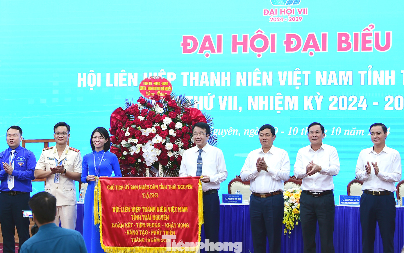 Lãnh đạo tỉnh Thái Nguyên tặng lẵng hoa chúc mừng Đại hội và tặng bức trướng tới Hội LHTN Việt Nam tỉnh Thái Nguyên. Ảnh: Xuân Tùng