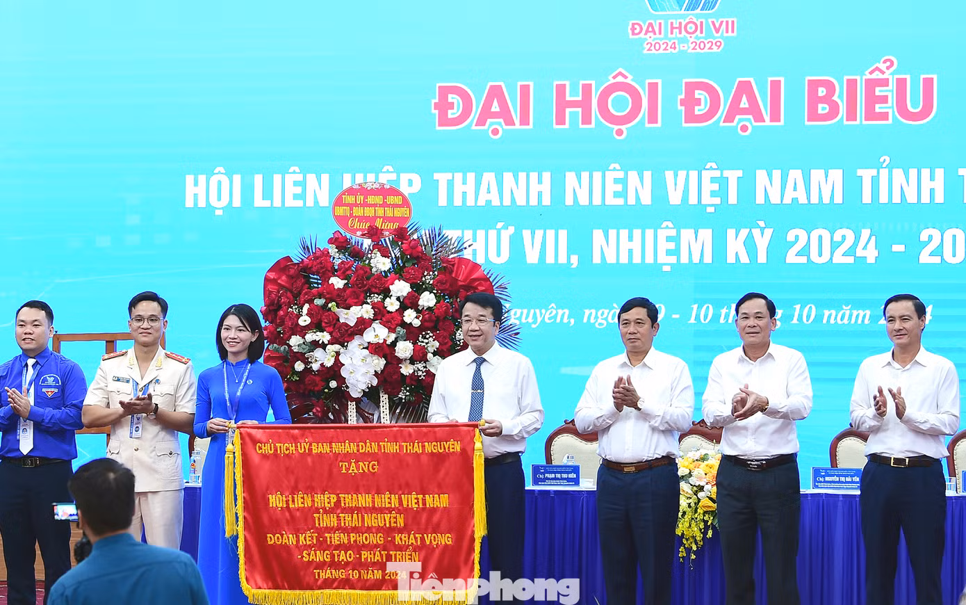 Lãnh đạo tỉnh Thái Nguyên tặng lẵng hoa chúc mừng Đại hội và tặng bức trướng tới Hội LHTN Việt Nam tỉnh Thái Nguyên. Ảnh: Xuân Tùng Lãnh đạo tỉnh Thái Nguyên tặng lẵng hoa chúc mừng Đại hội và tặng bức trướng tới Hội LHTN Việt Nam tỉnh Thái Nguyên. Ảnh: Xuân Tùng