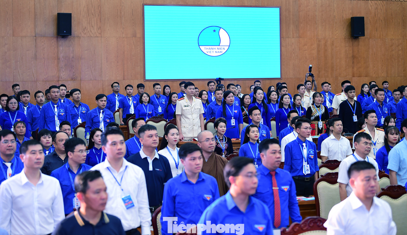 Các đại biểu tham dự phiên trọng thể Đại hội thực hiện nghi lễ chào cờ. Ảnh: Xuân Tùng