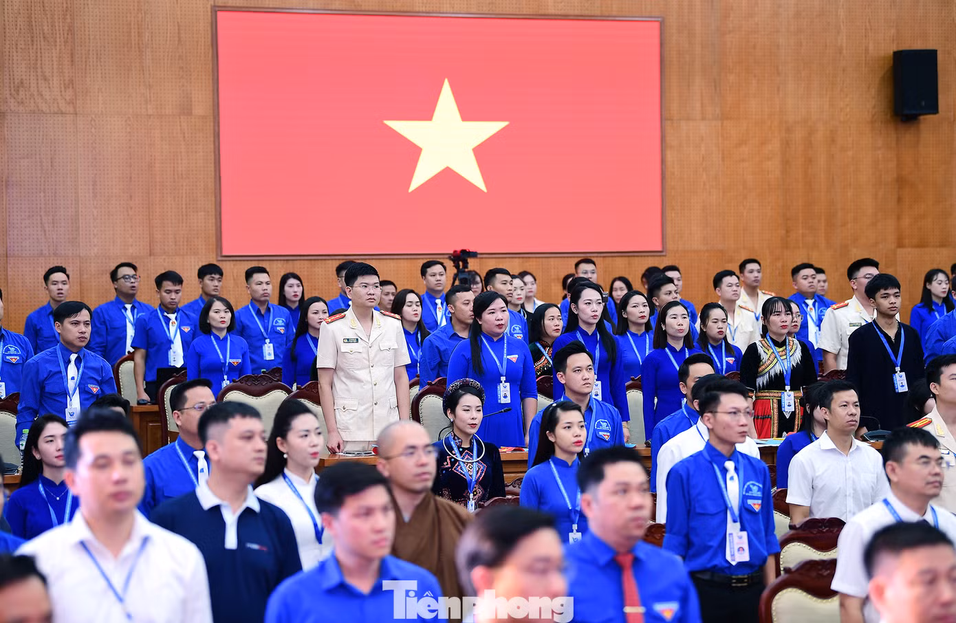 Các đại biểu tham dự phiên trọng thể Đại hội thực hiện nghi lễ chào cờ. Ảnh: Xuân Tùng Các đại biểu tham dự phiên trọng thể Đại hội thực hiện nghi lễ chào cờ. Ảnh: Xuân Tùng