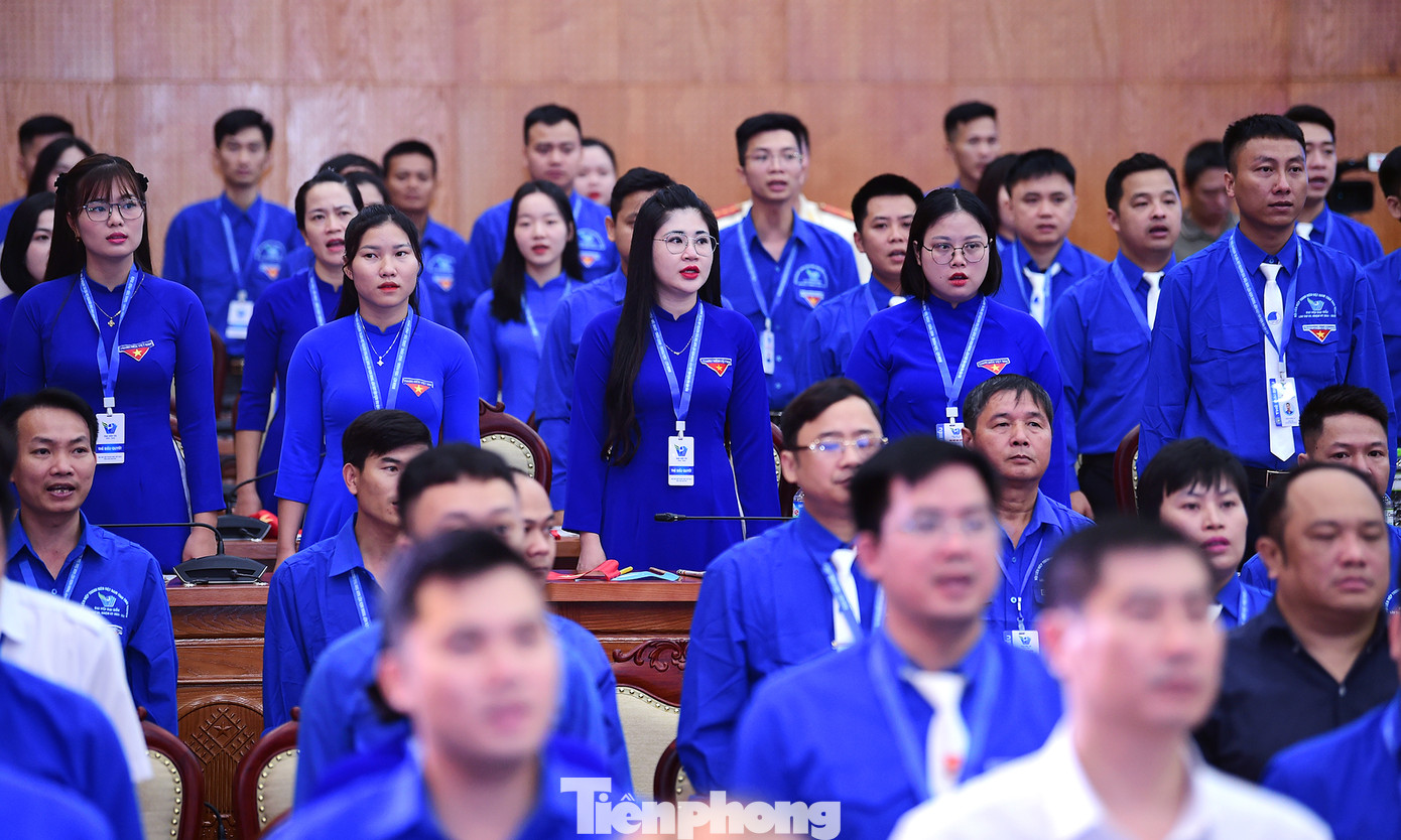 Các đại biểu tham dự phiên trọng thể Đại hội thực hiện nghi lễ chào cờ. Ảnh: Xuân Tùng