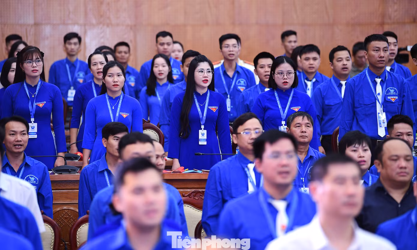 Các đại biểu tham dự phiên trọng thể Đại hội thực hiện nghi lễ chào cờ. Ảnh: Xuân Tùng Các đại biểu tham dự phiên trọng thể Đại hội thực hiện nghi lễ chào cờ. Ảnh: Xuân Tùng