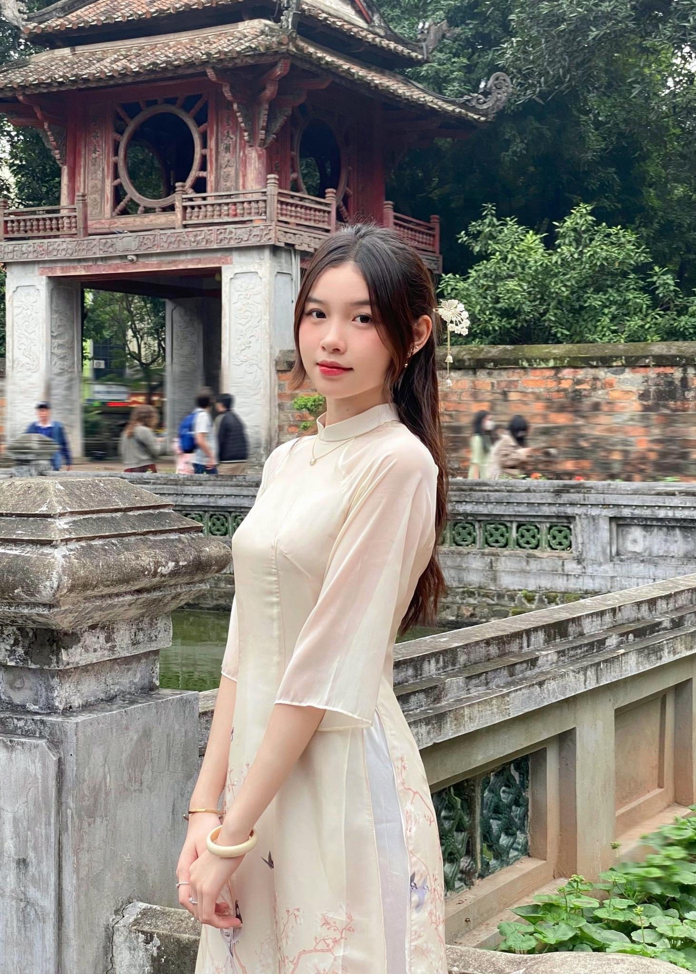 Nguyễn Thu Vân diện khoe sắc áo dài bên Khuê Văn Các. Ảnh: NVCC