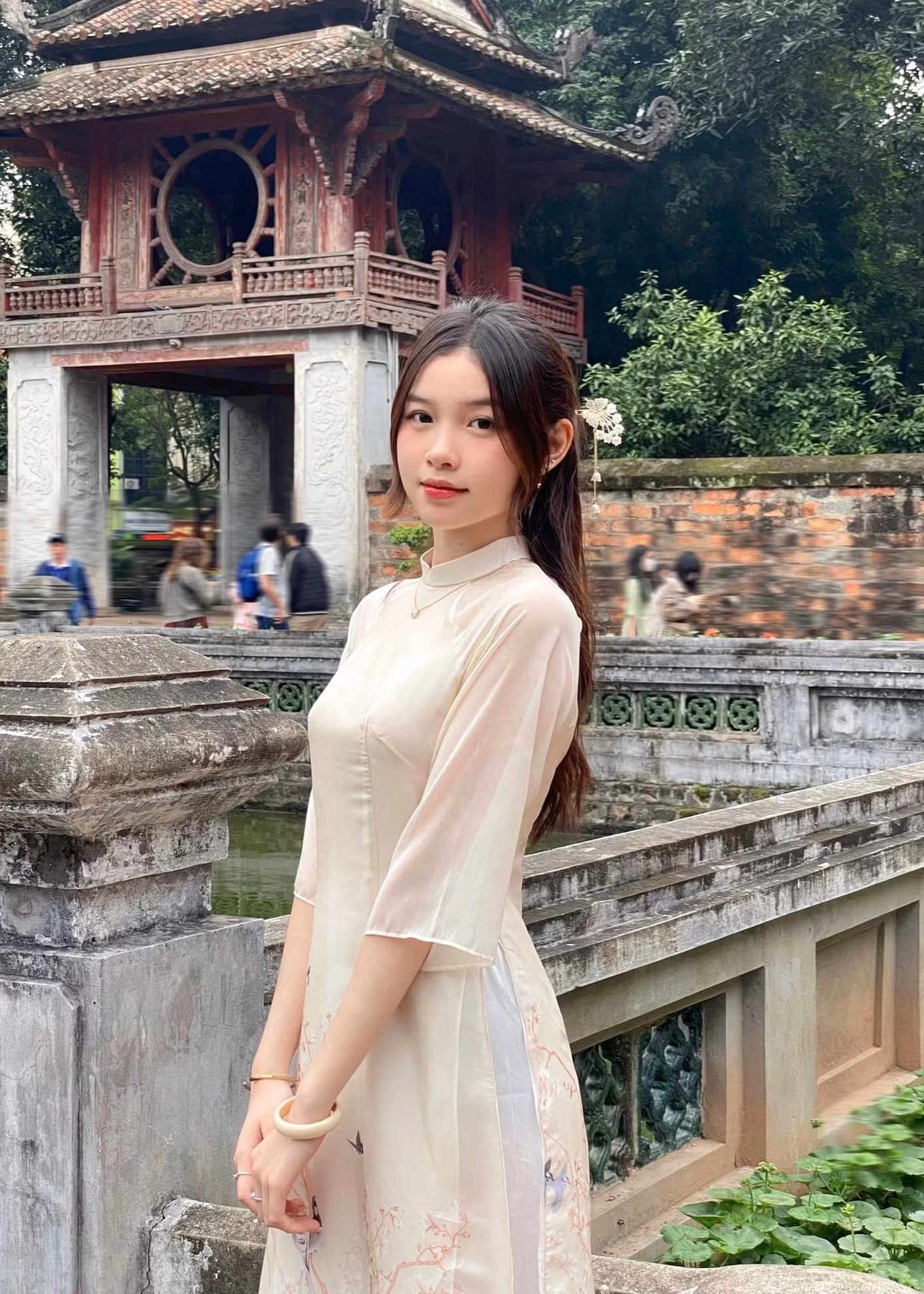 Nguyễn Thu Vân diện khoe sắc áo dài bên Khuê Văn Các. Ảnh: NVCC
