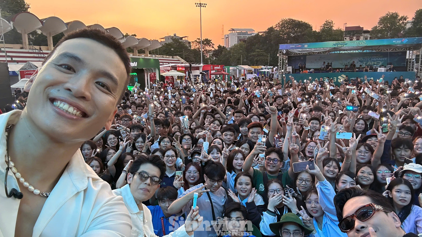 Các thành viên Da LAB có màn chụp ảnh selfie với khán giả tại chương trình. Điều thú vị, nhóm đã dùng điện thoại phóng viên Báo Tiền Phong để selfie khoảnh khắc đặc biệt cùng những khán giả trẻ.