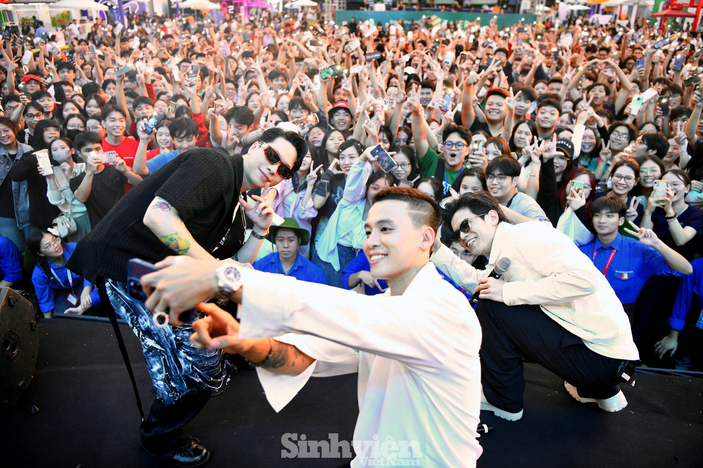 Các thành viên Da LAB có màn chụp ảnh selfie với khán giả tại chương trình. Điều thú vị, nhóm đã dùng điện thoại phóng viên Báo Tiền Phong để selfie khoảnh khắc đặc biệt cùng những khán giả trẻ.