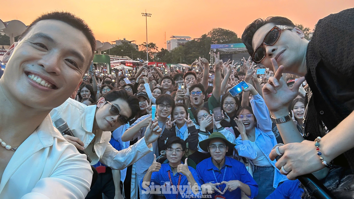 Các thành viên Da LAB có màn chụp ảnh selfie với khán giả tại chương trình. Điều thú vị, nhóm đã dùng điện thoại phóng viên Báo Tiền Phong để selfie khoảnh khắc đặc biệt cùng những khán giả trẻ.