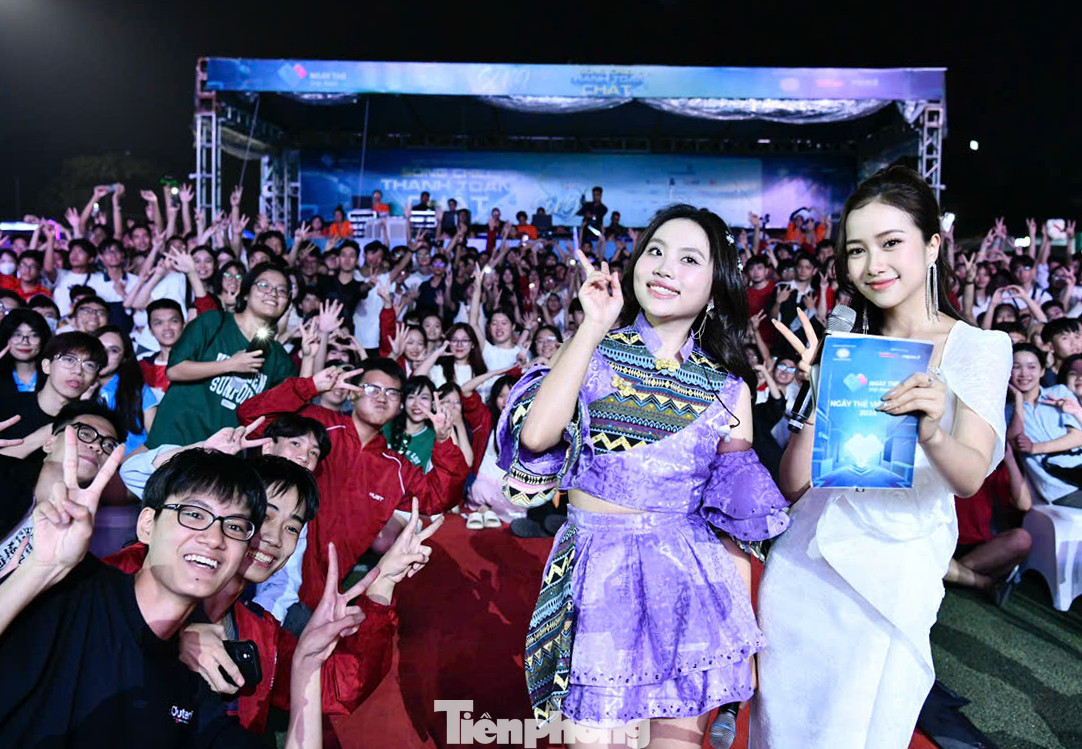 Nữ ca sĩ gen Z cũng rất chiều lòng khán giả khi dành thời gian giao lưu và chụp hình ngay dưới sân khấu cùng với đông đảo khán giả.