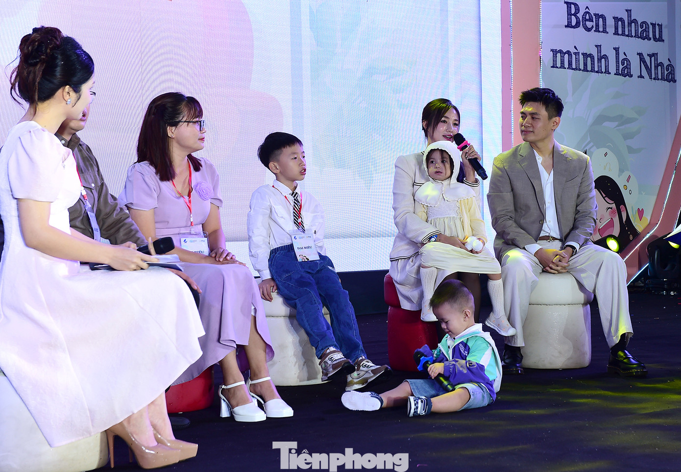 Vợ chồng anh Nguyễn Hải Long và chị Hoàng Kim Ngân (ngoài cùng bên phải ảnh) giao lưu tại chương trình. Ảnh: Xuân Tùng Vợ chồng anh Nguyễn Hải Long và chị Hoàng Kim Ngân (ngoài cùng bên phải ảnh) giao lưu tại chương trình. Ảnh: Xuân Tùng