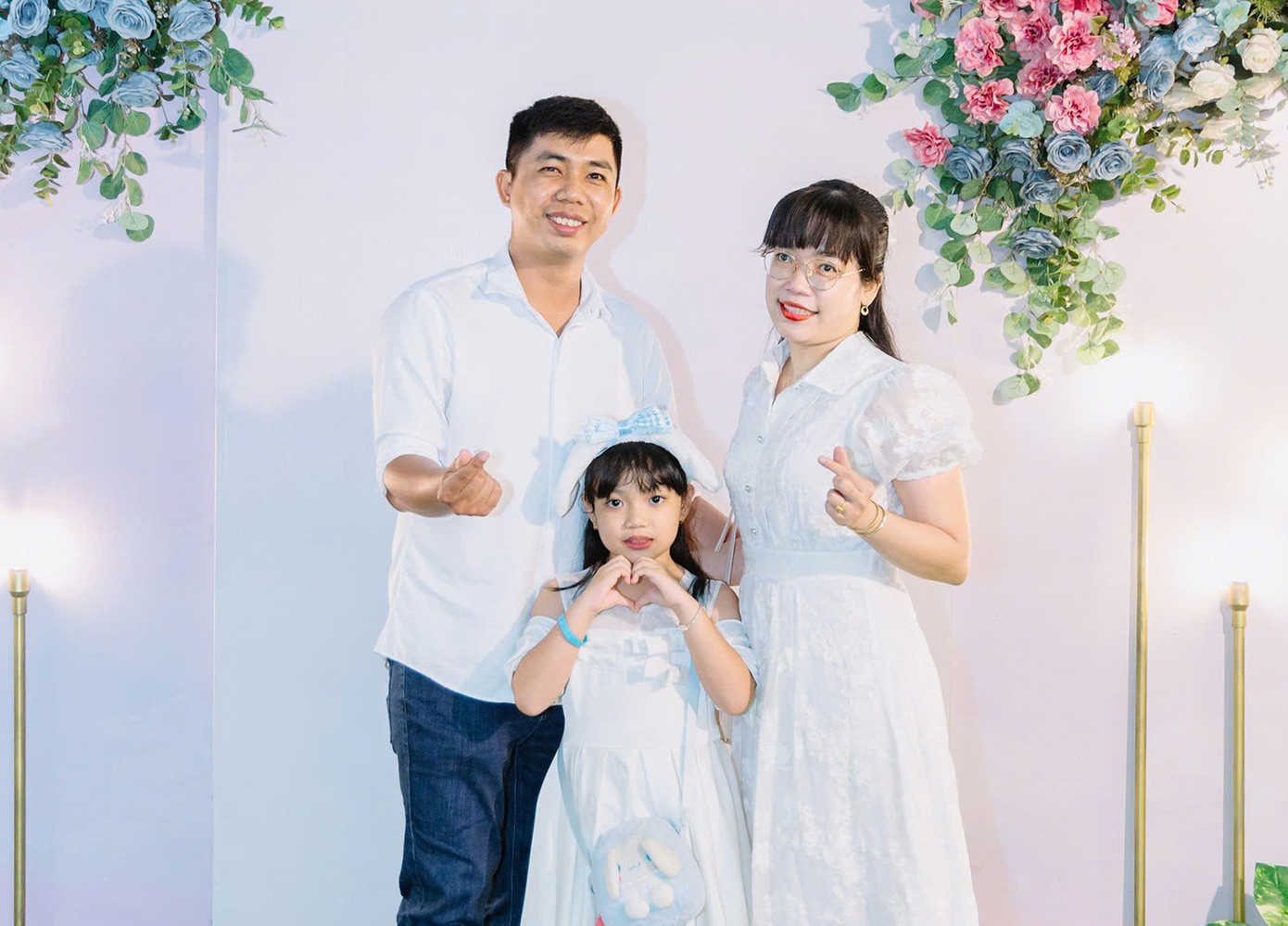 Gia đình trẻ anh Lê Vĩnh Phúc và chị Từ Thị Ngọc Hiền. Ảnh: NVCC