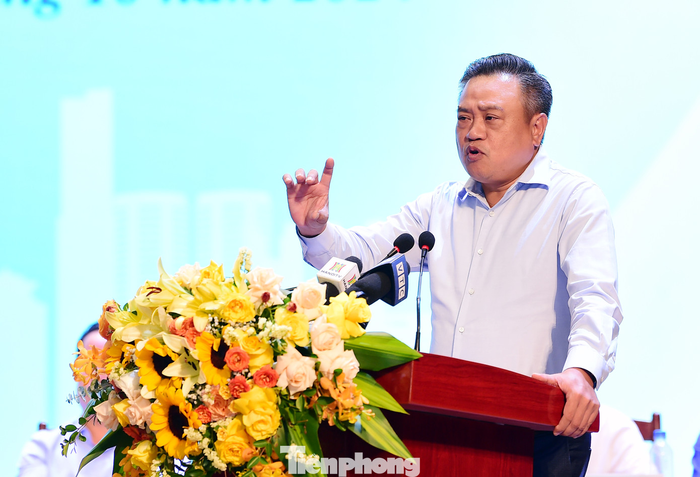 Chủ tịch TP Hà Nội lưu ý với các bạn trẻ, trào lưu xu hướng phát triển nhiều, phải căn cứ điều kiện cụ thể, không chạy theo một cách mù quáng. Ảnh: Xuân Tùng