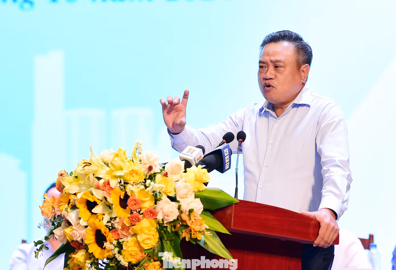Chủ tịch TP Hà Nội lưu ý với các bạn trẻ, trào lưu xu hướng phát triển nhiều, phải căn cứ điều kiện cụ thể, không chạy theo một cách mù quáng. Ảnh: Xuân Tùng