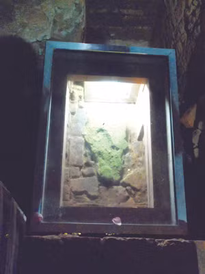 Dấu chân Phật trong đền Maya Devi