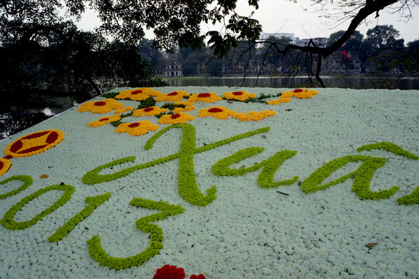 Cạnh hồ Hoàn Kiếm