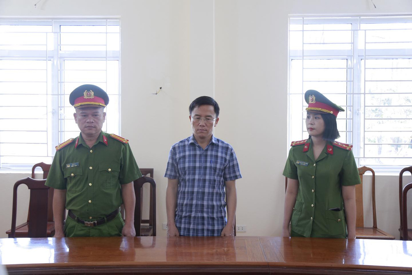 Ông Nguyễn Văn Hưng, nguyên Chủ tịch UBND xã Lộc Yên, huyện Hương Khê bị khởi tố về tội “Vi phạm về quy định quản lý, sử dụng tài sản Nhà nước gây thất thoát lãng phí”. Ảnh: BCA Ông Nguyễn Văn Hưng, nguyên Chủ tịch UBND xã Lộc Yên, huyện Hương Khê bị khởi tố về tội “Vi phạm về quy định quản lý, sử dụng tài sản Nhà nước gây thất thoát lãng phí”. Ảnh: BCA