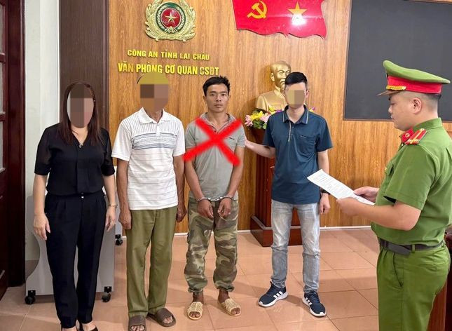 Tạm giữ hình sự đối tượng Vàng Hừ Lòng để phục vụ điều tra. Tạm giữ hình sự đối tượng Vàng Hừ Lòng để phục vụ điều tra.