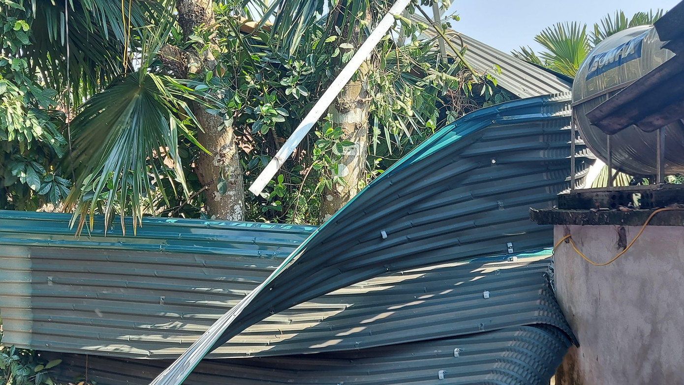 Mái tôn gia đình ông Tư bị lốc xoáy cuốn bay sang nhà hàng xóm Mái tôn gia đình ông Tư bị lốc xoáy cuốn bay sang nhà hàng xóm