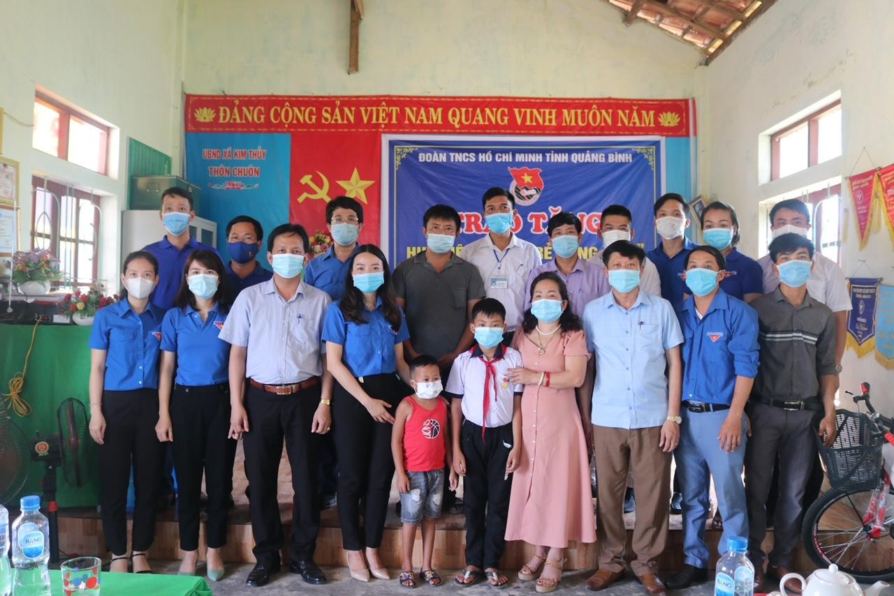 Hành động dũng cảm của học sinh Mai Hải Đăng được các mạnh thường quân đã trao tặng nhiều phần quà có ý nghĩa bằng hiện vật và tiền mặt.