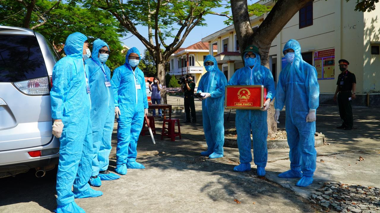 Hòm phiếu được các bộ y tế mang vào khu cách ly tại Điểm bầu cử tại trường quân sự tỉnh thuộc trung đoàn 996 BCH Quân sự tỉnh Quảng Bình có 31 công dân đang được cách ly và 14 cân bộ chiến sỹ Hòm phiếu được các bộ y tế mang vào khu cách ly tại Điểm bầu cử tại trường quân sự tỉnh thuộc trung đoàn 996 BCH Quân sự tỉnh Quảng Bình có 31 công dân đang được cách ly và 14 cân bộ chiến sỹ
