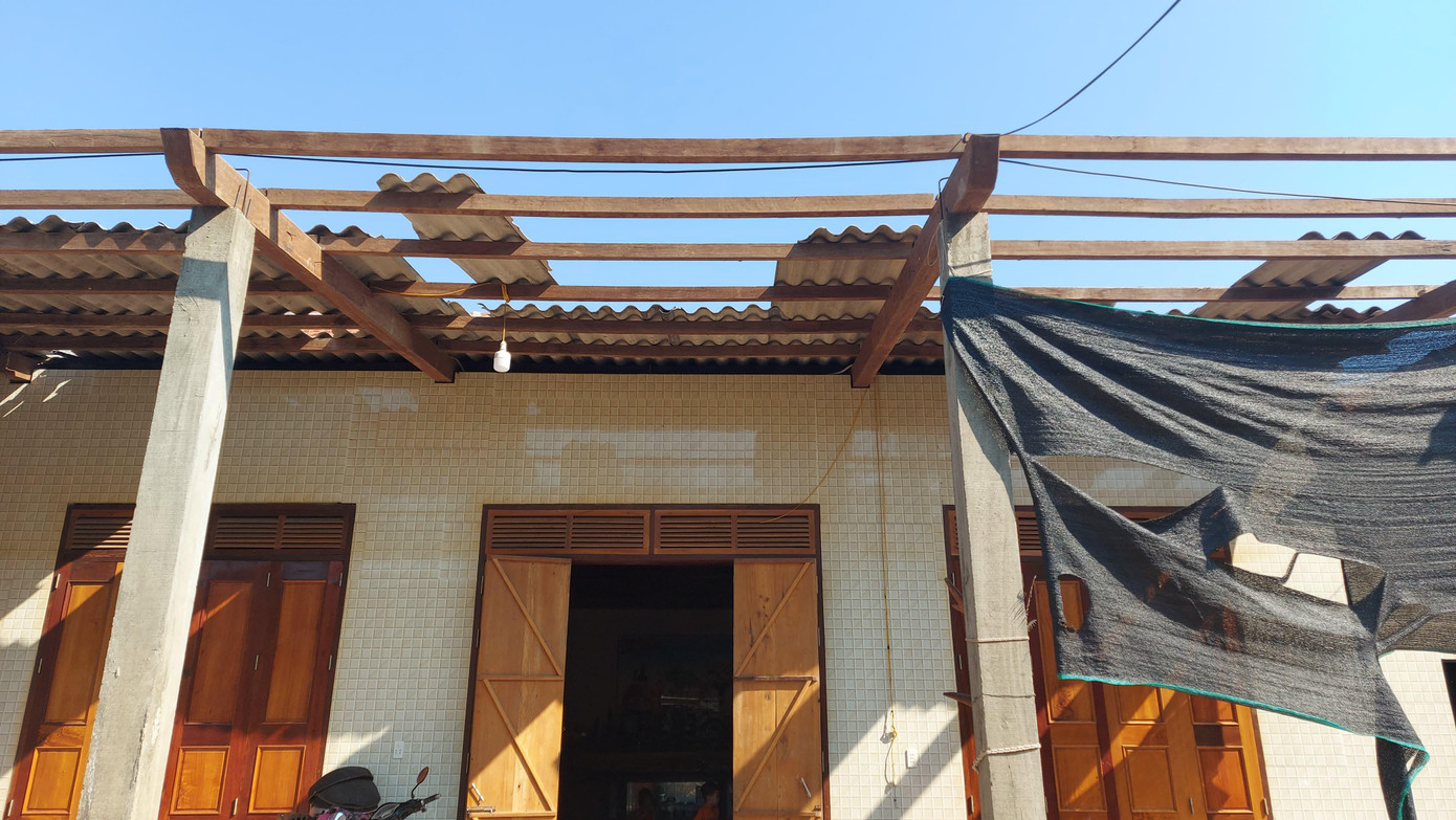 Mái hiên của một gia đình bị lốc xoáy đánh tả tơi Mái hiên của một gia đình bị lốc xoáy đánh tả tơi