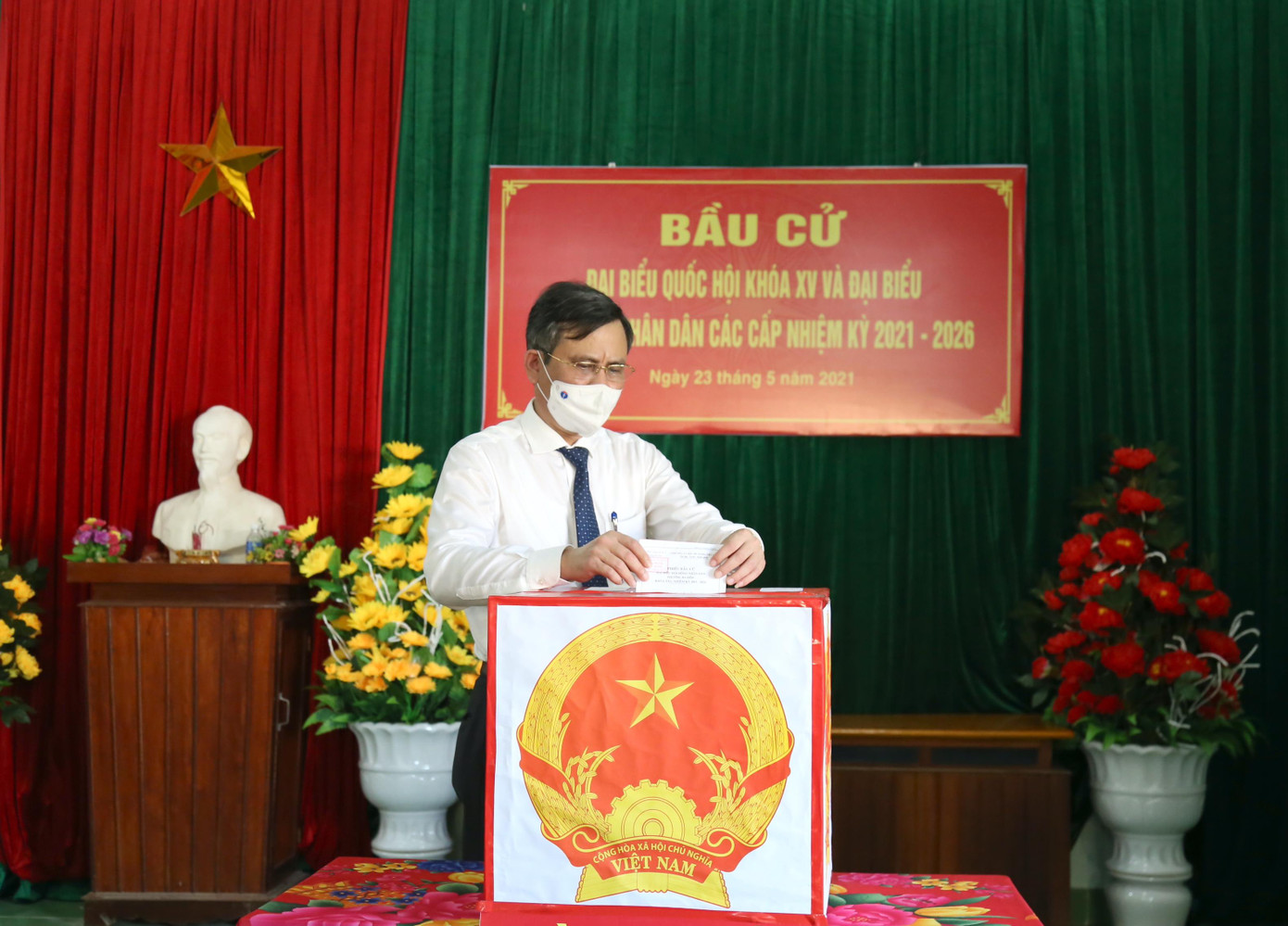 Ông Trần Thắng, Chủ tịch UBND tỉnh Quảng Bình bỏ phiếu tại điểm bầu cử số 3 phường Ba Đồn (thị xã Ba Đồn – Quảng Bình). Ông Trần Thắng, Chủ tịch UBND tỉnh Quảng Bình bỏ phiếu tại điểm bầu cử số 3 phường Ba Đồn (thị xã Ba Đồn – Quảng Bình).