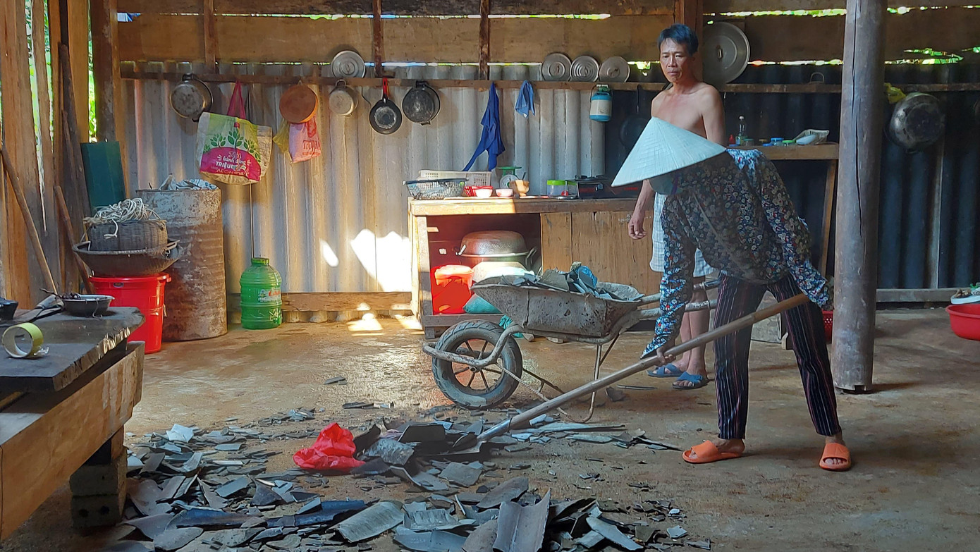 Người dân thu dọn hậu quả do lốc xoáy để lại. Người dân thu dọn hậu quả do lốc xoáy để lại.