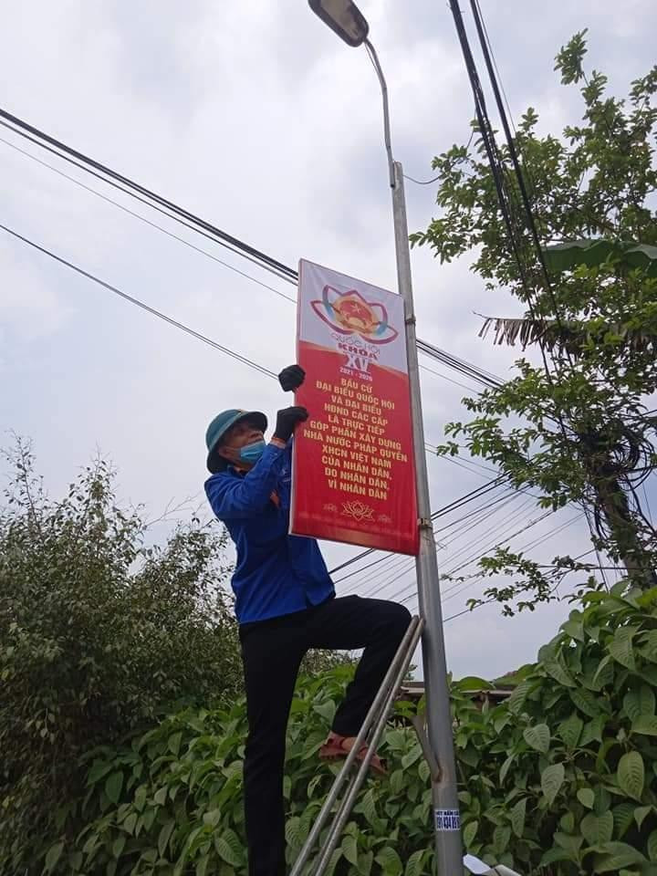 Treo các pa nô tuyên truyền trên những cột đèn của đường làng ngõ xóm