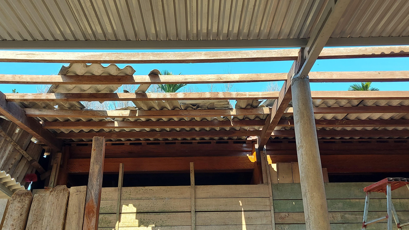 Một mái nhà dùng tấm lợp đã bị lốc xoáy phá tan Một mái nhà dùng tấm lợp đã bị lốc xoáy phá tan