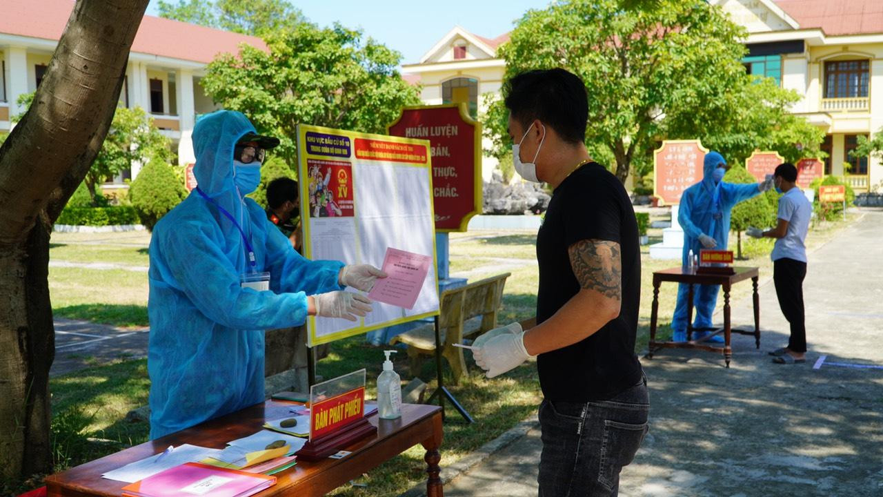 Phát phiếu và hướng dẫn cho các công dân trong khu cách ly này để các công dân thực hiện quyền và nghĩa vụ của mình Phát phiếu và hướng dẫn cho các công dân trong khu cách ly này để các công dân thực hiện quyền và nghĩa vụ của mình