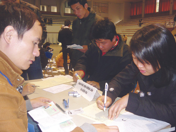 Người lao động đăng ký kiểm tra tiếng Hàn tại Hà Nội. Ảnh: Phong Cầm