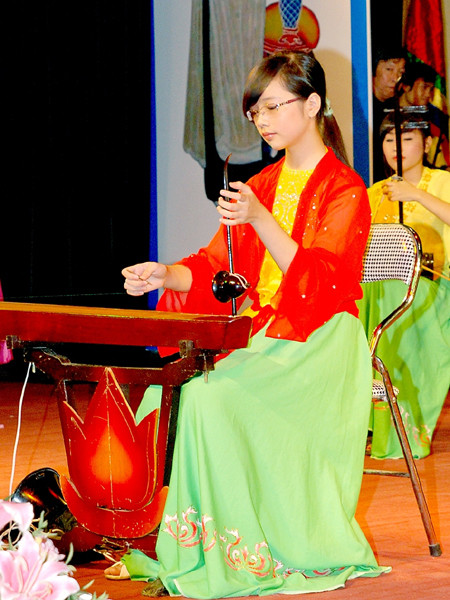 Ngoài ra Quỳnh còn có thể chơi được đàn bầu