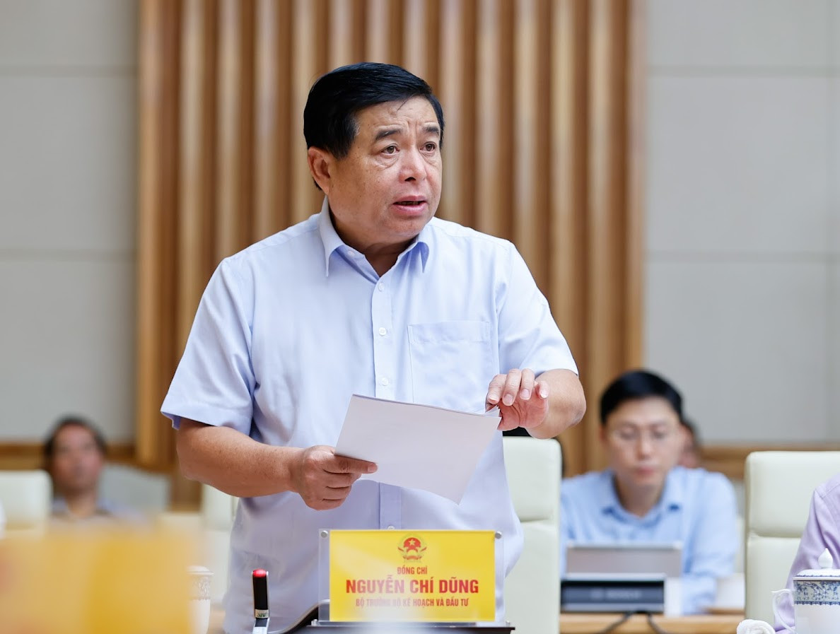 Bộ trưởng Bộ Kế hoạch và Đầu tư Nguyễn Chí Dũng báo cáo tại hội nghị. Bộ trưởng Bộ Kế hoạch và Đầu tư Nguyễn Chí Dũng báo cáo tại hội nghị.