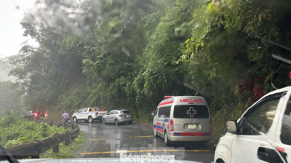 Lực lượng cứu hộ, cứu nạn có mặt tại hiện trường vụ lở đất vùi lấp xe khách. Lực lượng cứu hộ, cứu nạn có mặt tại hiện trường vụ lở đất vùi lấp xe khách.