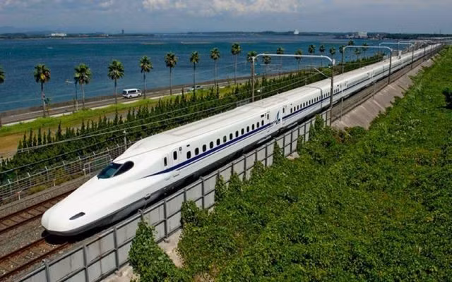 Dự án đường sắt tốc độ cao Bắc - Nam dự kiến sẽ hoàn thành vào năm 2035. Dự án đường sắt tốc độ cao Bắc - Nam dự kiến sẽ hoàn thành vào năm 2035.